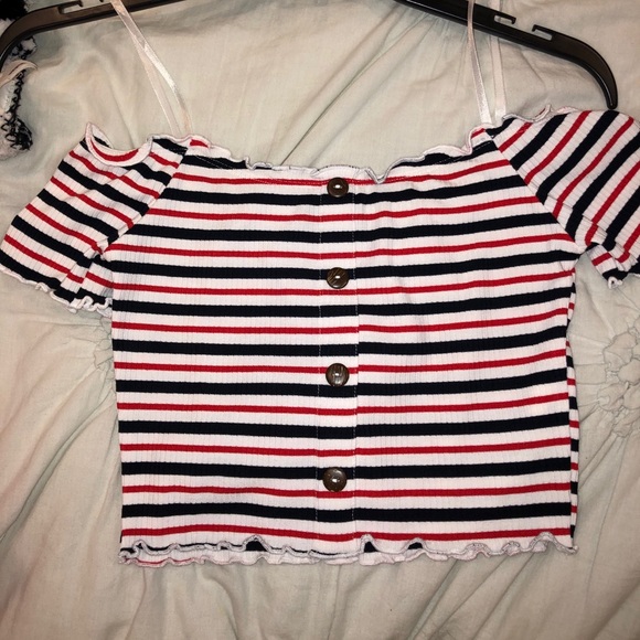 Lettuce Edge Buttoned off the shoulder CROP TOP - Picture 4 of 6